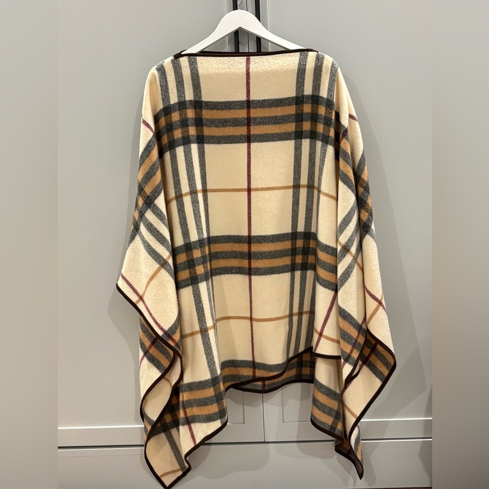 VINTAGE Burberry cape/poncho in 💯 wool check - BB’s iconic aesthetic PRISTINE